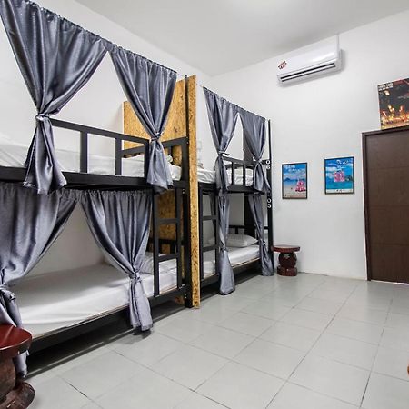 T & T Hostel Kanchanaburi Buitenkant foto