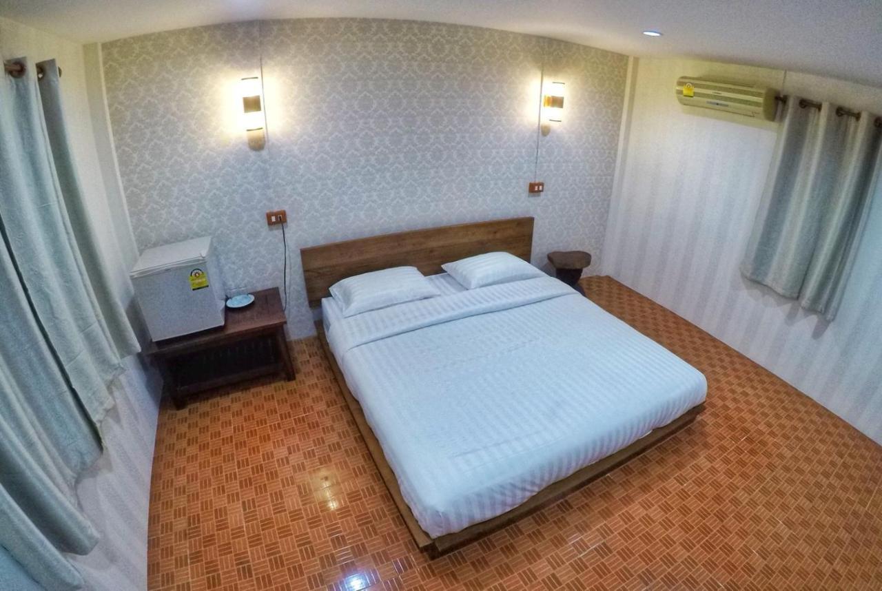 T & T Hostel Kanchanaburi Buitenkant foto