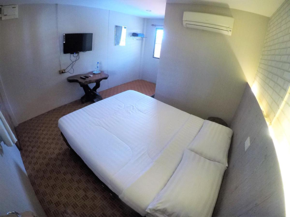 T & T Hostel Kanchanaburi Buitenkant foto