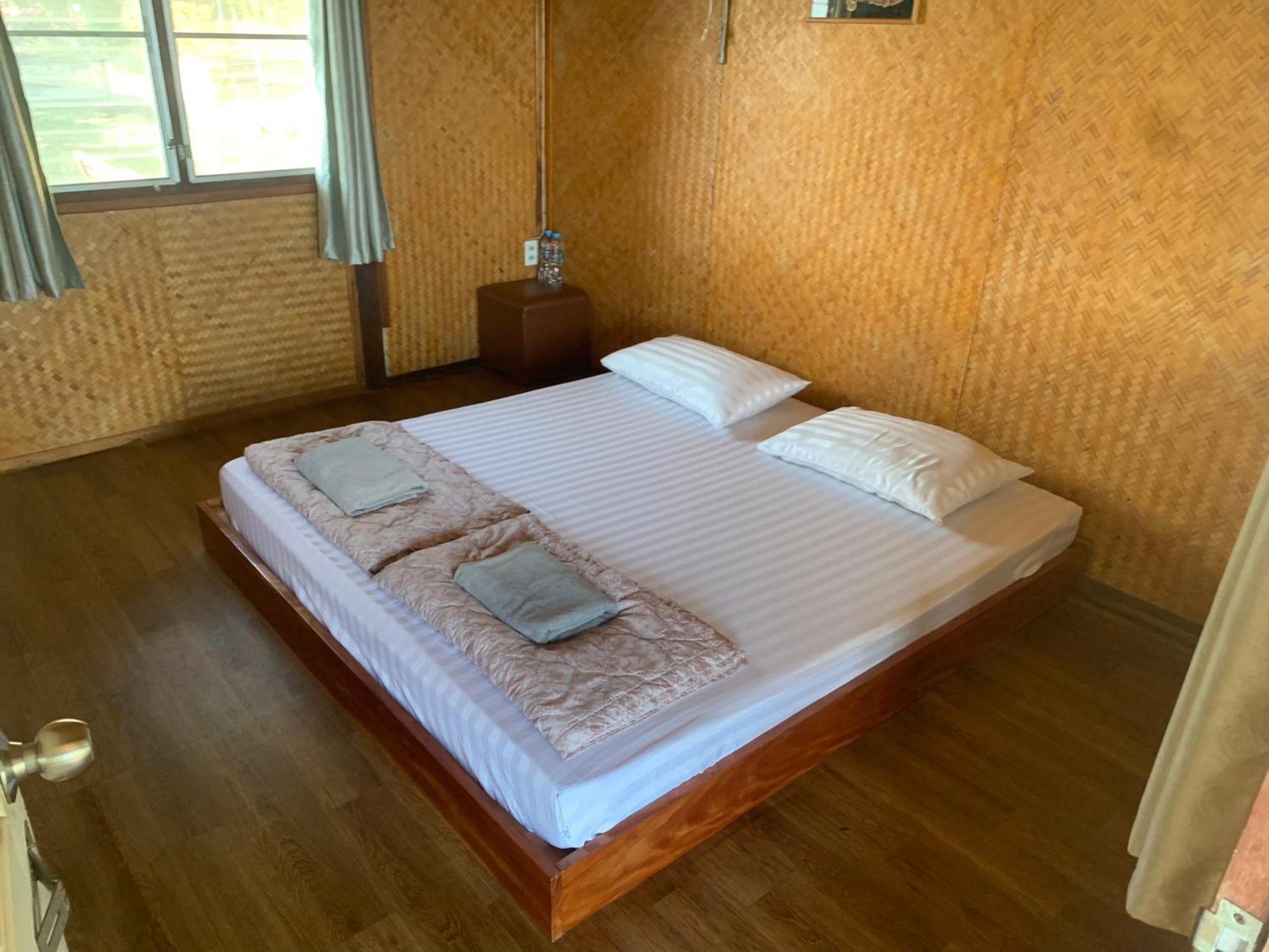 T & T Hostel Kanchanaburi Buitenkant foto