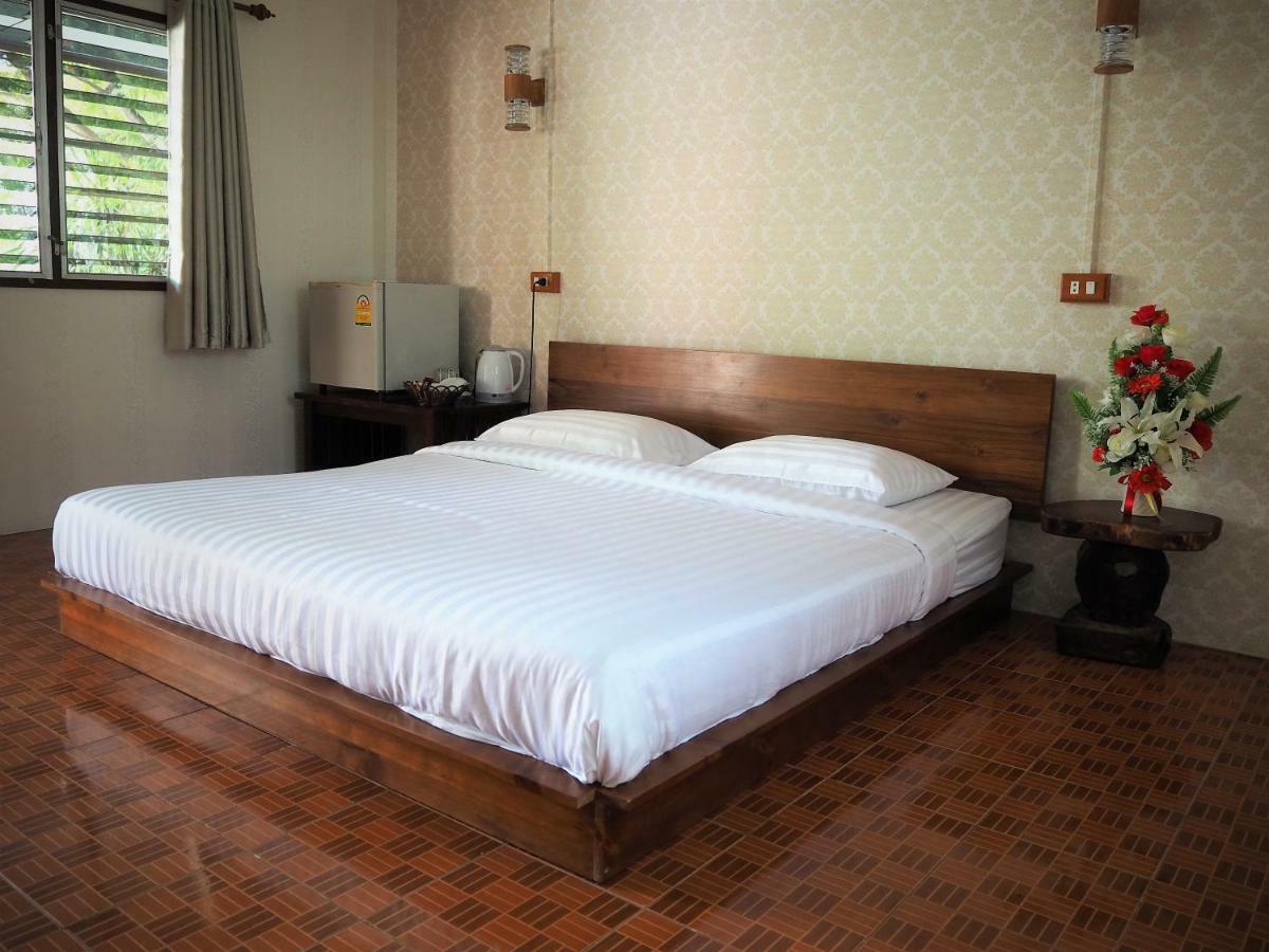 T & T Hostel Kanchanaburi Buitenkant foto