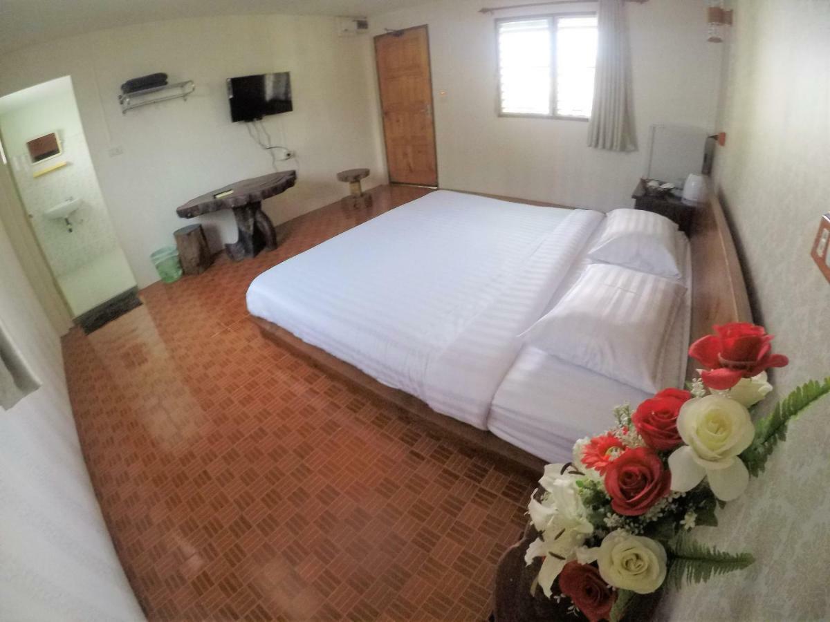 T & T Hostel Kanchanaburi Buitenkant foto